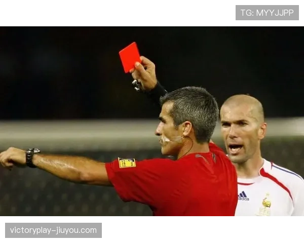 红牌规则详细解析：判罚标准与球员罚下关键条件