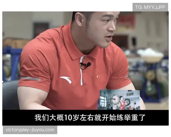 石智勇训练完直接啃鸡胸肉，这自律谁顶得住啊